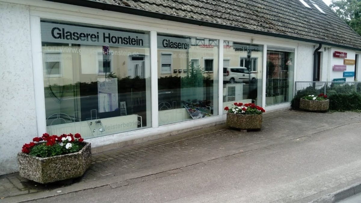 Das Ladengeschaeft der Glaserei Honstein mit beschriftetem Schaufenster