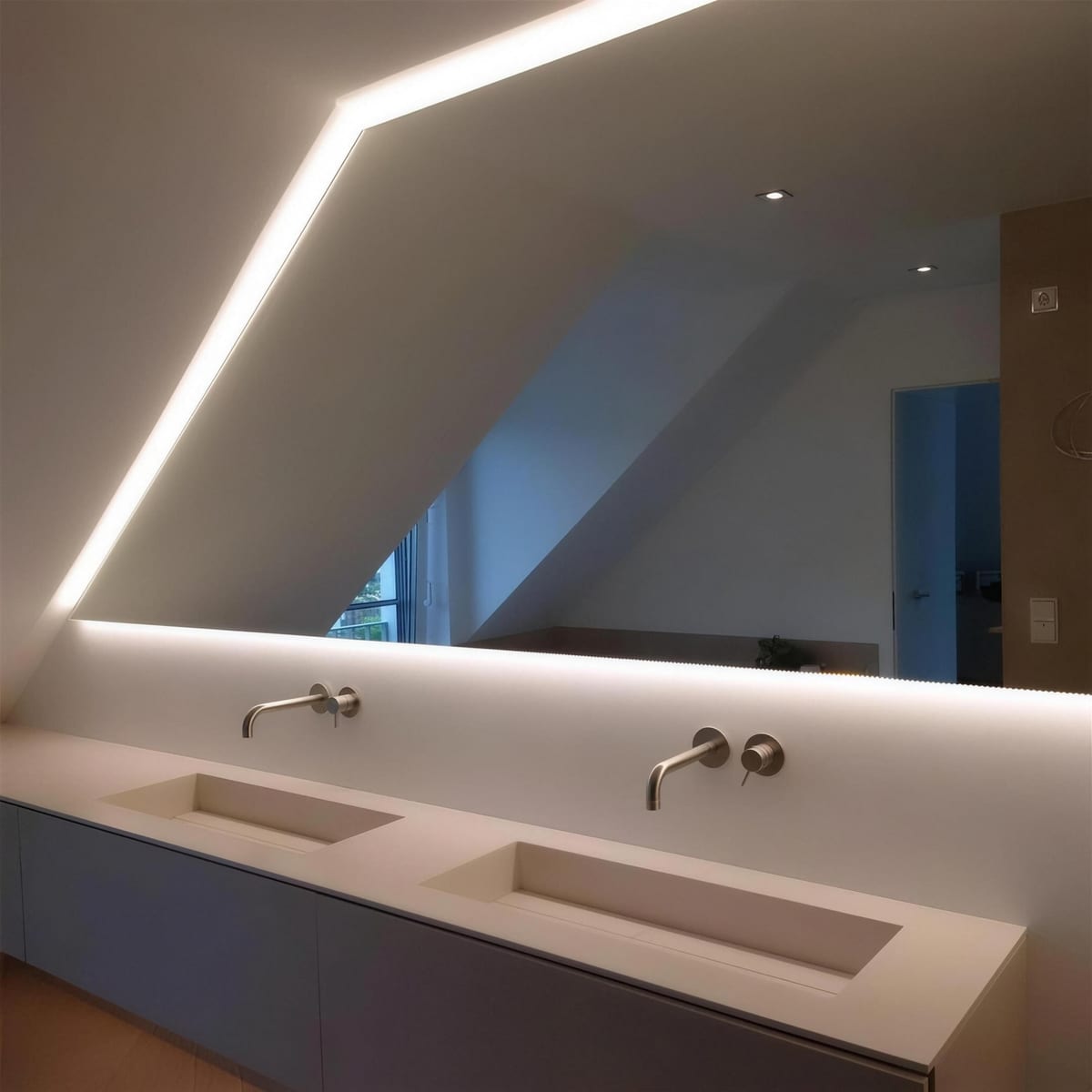 Wandbreiter Badspiegel mit umlaufender LED-Beleuchtung über einem Doppelwaschtisch