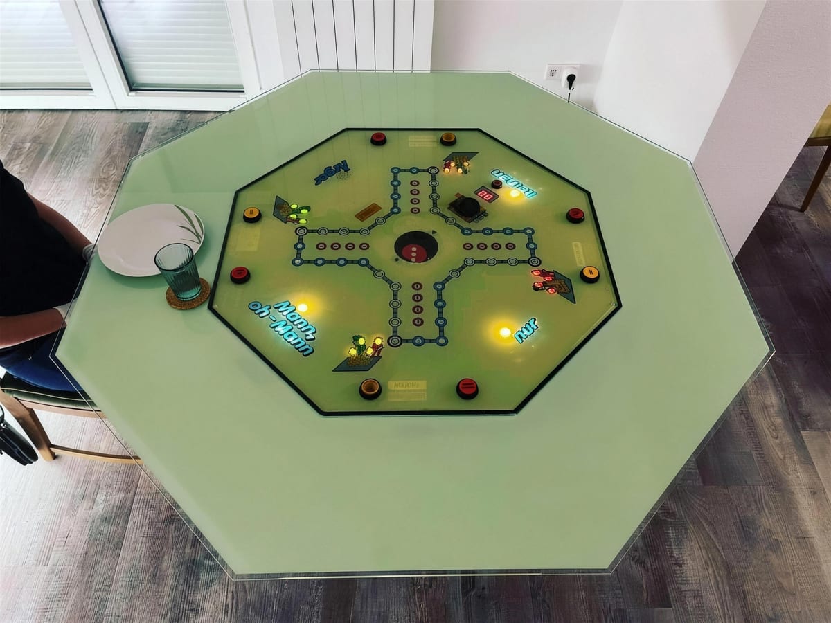 Achteckige Glasplatte nach Maß auf einem beleuchteten Spieltisch mit eingebautem Brettspiel