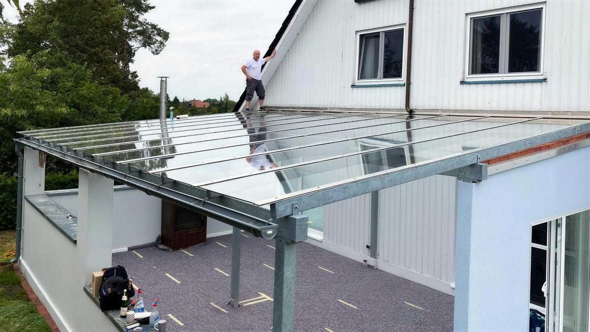 Terrassenüberdachung auf verzinkter Stahlunterkonstruktion während der Montage
